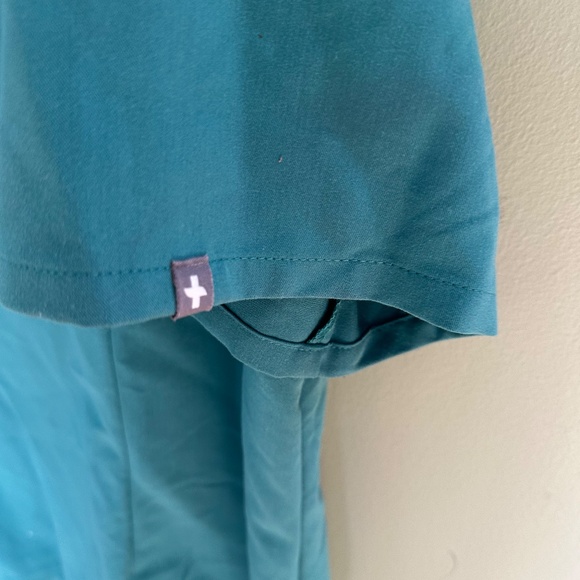 Women's FIGS Casma Scrub Top X-Large 3 Pocket Teal Blue (Caribbean?) V Neck - Picture 6 of 9